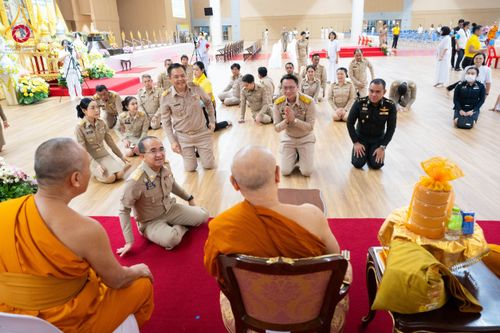 ภาพ No.208914:พระบาทสมเด็จพระเจ้าอยู่หัว ทรงมีพระราชศรัทธาทรงพระกรุณาโปรดเกล้าฯ ให้บำเพ็ญพระราชกุศลถวายภัตตาหารพระราชทาน การสอบบาลีสนามหลวง ณ วัดพระธรรมกาย ย อ.คลองหลวง จ.ปทุมธานี วันที่ 23-24 กุมภาพันธ์ พ.ศ. 2568