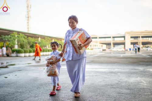 ภาพ No.92065:พิธีตักบาตร ในวันทอดกฐินสามัคคี ประจำปีพุทธศักราช 2566 วันอาทิตย์ต้นเดือนที่ 5 พฤศจิกายน พ.ศ. 2566 ณ สภาธรรมกายสากล วัดพระธรรมกาย จ.ปทุมธานี