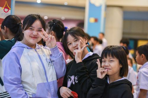 ภาพ No.184397:พิธีมอบโล่ และใบประกาศเกียรติคุณ  โครงการเจริญพระพุทธมนต์ ธัมมจักกัปปวัตตนสูตร  โรงเรียนที่มีผลการดำเนินกิจกรรมดีเด่น จังหวัดสระบุรี  หนึ่งในโครงการหมู่บ้านรักษาศีล 5  และวันรวมพลังเด็กดี V-Star  วันที่ 17 ธันวาคม พ.ศ.2567 ณ ห้างทวีกิจคอมเพล็กซ์ ชั้น 4 อ