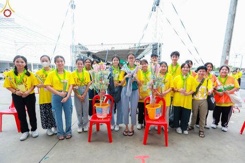 ภาพ No.146396:มหาสังฆทานถวายเป็นพุทธบูชาครั้งยิ่งใหญ่ โครงการทำบุญตักบาตร เพื่อถวายเป็นพระราชกุศล เนื่องในโอกาสมหามงคลเฉลิมพระชนมพรรษา พระบาทสมเด็จพระเจ้าอยู่ห้วฯ ทรงเจริญพระชนมพรรษา 6 รอบ 72 พรรษา