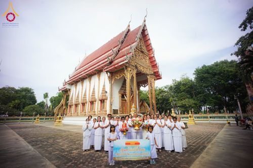 พิธีทอดกฐิน ณ วัดหัวโพธิ์ ต.หัวโพธิ์ อ.สองพี่น้อง จ.สุพรรณบุรี ในโครงการทอดกฐินสามัคคีทั่วไทย 30,000 วัด บูชาธรรม 80 ปี หลวงพ่อธัมมชโย โดยคณะศิษยานุศิษย์วัดพระธรรมกาย วันที่ 9 พฤศจิกายน พ.ศ. 2567