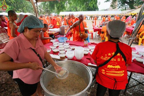 ภาพ No.58645:พิธีตักบาตรพระ ๑,๐๐๐ รูป สมโภชครบรอบ ๘๐๐ ปี พระบรมธาตุเมืองเชลียง ณ วัดพระศรีรัตนมหาธาตุ ราชวรวิหาร  (วัดพระปรางค์) ต.ศรีสัชนาลัย  อ.ศรีสัชนาลัย จ.สุโขทัย วันพฤหัสบดีที่ ๒๕ เมษายน พ.ศ. ๒๕๖๗