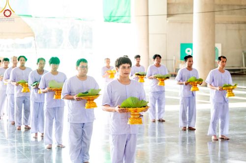 ภาพ No.159654:พิธีตัดปอยผมปลงผมนาคธรรมทายาท, พิธีบรรพชาอุปสมบทหมู่ โครงการอุปสมบทหมู่บูชาธรรม 140 ปี พระมงคลเทพมุนี (สด จนฺทสโร) ณ โบสถ์พระไตรปิฏก วัดพระธรรมกาย วันเสาร์ที่ 5 ตุลาคม พ.ศ. 2567