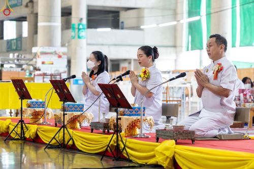 ภาพ No.88517:พิธีตักบาตรฉลองพระใหม่ โครงการอุปสมบทหมู่บูชาธรรมครบรอบ 106 ปี วันครูผู้ค้นพบวิชชาธรรมกาย ณ มหารัตนวิหารคด 11 วัดพระธรรมกาย ในวันอาทิตย์ ที่ 24 กันยายน พ.ศ. 2566