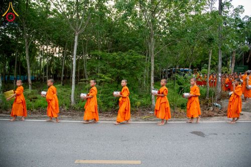 ภาพ No.217890:วันศุกร์ที่ 11 เมษายน พ.ศ. 2568 พระและสามเณร 99 รูป จากศูนย์ปฏิบัติธรรมระยอง(บ้านช่องลม) บิณฑบาต ณ ทุ่งปอเทือง ต.บางบุตร อ.บ้านค่าย จ.ระยอง เพื่อเป็นการฝึกสามเณรภาคฤดูร้อน ผ่านกิจวัตรบิณฑบาตในพื้นที่ชุมชน