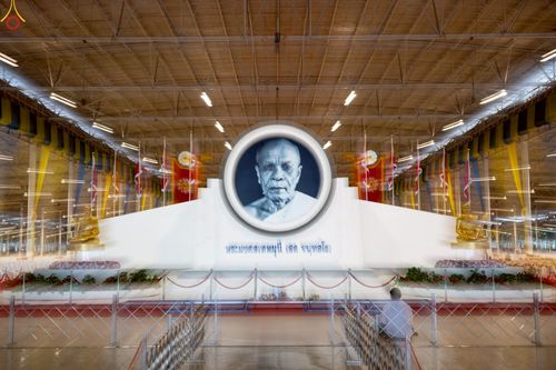 ภาพ No.243431:วันที่ 7 กันยายน พ.ศ. 2568 พิธีตักบาตร ข้าวสารอาหารแห้ง ในวันครูผู้ค้นพบวิชชาธรรมกาย ณ บ้านแก้วเรือนทองคุณยายฯ สภาธรรมกายสากล วัดพระธรรมกาย