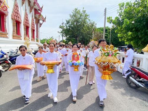 ภาพ No.170878:พิธีทอดกฐิน ณ วัดสระสี่เหลี่ยม ต.ดอนรวก อ.ดอนตูม จ.นครปฐม ในโครงการกฐินสามัคคีทั่วไทย 30,000 วัด บูชาธรรม 80 ปี หลวงพ่อธัมมชโย โดยคณะศิษยานุศิษย์วัดพระธรรมกาย วันที่ 27 ตุลาคม พ.ศ. 2567