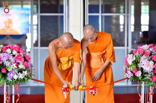 ภาพ No.238050:วันอังคารที่ 12 สิงหาคม พ.ศ. 2568 กิจกรรมวันแม่แห่งชาติ พิธีเปิดห้องปฎิบัติธรรม "กลางใส ใจสว่าง" (World Inner Peace Meditation Room) พิธีลูกกราบคุณแม่-คุณพ่อ พิธีทอดผ้าป่ากองทุนเลี้ยงพระ&กฐิน 30,000 วัด(บูชาธรรมหลวงพ่อ) พิธีไถ่โคท้อง 2 ตัว  ณ วิหารคด 2 ว