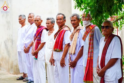 ภาพ No.146649:พิธีต้อนรับสัญญาบัตร พัดยศ ผ้าไตร ในโอกาสที่พระบาทสมเด็จพระเจ้าอยู่หัว ทรงพระกรุณาโปรดพระราชทานสัญญาบัตรตั้งสมณศักดิ์ พระวิมลศาสนวิเทศ (สำรวจ กมโล) เจ้าอาวาสวัดไทยนอร์เวย์ เป็นพระราชาคณะชั้นราช ในราชทินนามที่ “พระราชวชิรศาสนวิเทศ”