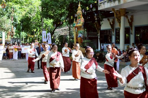 ภาพ No.257634:วันที่ 17 ตุลาคม พ.ศ. 2568 พิธีทอดกฐินสามัคคีทั่วไทย 30,000 วัด โดยคณะศิษยานุศิษย์ บูชาธรรม 81 ปี หลวงพ่อธัมมชโย ณ วัดกะทมวนาราม ต.นาบัว อ.เมืองสุรินทร์ จ.สุรินทร์