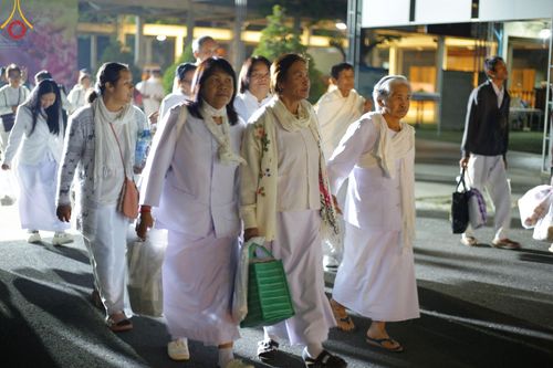 ภาพ No.190175:พิธีตักบาตรพระธรรมยาตรา ณ อนุสรณ์สถานลำดับที่ 1 สถานที่เกิดด้วยรูปกายเนื้อ อนุสรณ์สถานมหาวิหารพระมงคลเทพมุนี (โลตัสแลนด์) อ.สองพี่น้อง จ.สุพรรณบุรี ในโครงการธรรมยาตรา กตัญญูบูชา มหาปูชนียาจารย์ พระมงคลเทพมุนี(สด จนฺทสโร) พระผู้ปราบมาร อนุสรณ์สถาน 7 แห่ง 