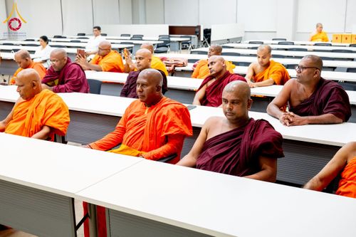 ภาพ No.222513:วันที่ 21 เมษายน พ.ศ. 2568 หลวงพ่อทัตตชีโวต้อนรับคณะสงฆ์ศรีลังกา ณ อาคาร 100 ปี คุณยายมหารัตนอุบาสิกาจันทร์ ขนนกยูง วัดพระธรรมกาย