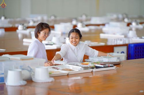 ภาพ No.248477:วันที่ 27 กันยายน พ.ศ. 2568 พิธีถวายเมนูสวรรค์เพื่อการบรรลุธรรม ณ หอฉันคุณยายอาจารย์ฯ วัดพระธรรมกาย