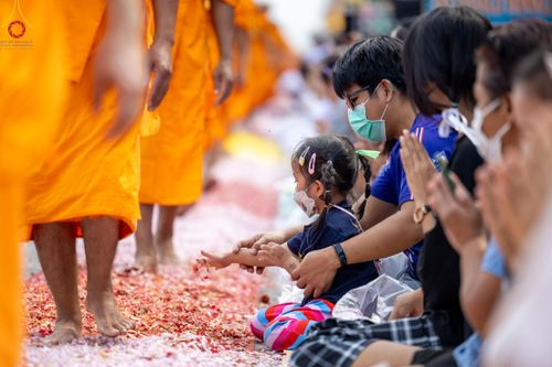 ภาพ No.120266:พิธีต้อนรับพระธรรมยาตรา ในโครงการธรรมยาตรา กตัญญูบูชา มหาปูชนียาจารย์ พระมงคลเทพมุนี(สด จนฺทสโร) พระผู้ปราบมาร อนุสรณ์สถาน 7 แห่ง ปีที่ 12 วันที่ 28 มกราคม พ.ศ. 2567 ณ วัดพระธรรมกาย จ.ปทุมธานี (ชุดที่ 2)