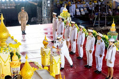 ภาพ No.235094:วันจันทร์ที่ 28 กรกฎาคม พ.ศ. 2568 พิธีถวายเครื่องราชสักการะและวางพานพุ่ม และพิธีจุดเทียนถวายพระพรชัยมงคล เนื่องในโอกาสวันเฉลิมพระชนมพรรษา พระบาทสมเด็จพระวชิรเกล้าเจ้าอยู่หัว ณ บริเวณหน้าอาคารสำนักงาน เทศบาลเมืองคลองหลวง จ.ปทุมธานี