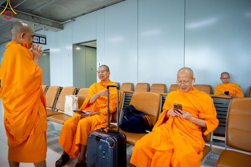 ภาพ No.219991:วันจันทร์ที่ 14 เมษายน พ.ศ. 2568 พระครูสิทธิรัตนวิเทศ ผู้ช่วยเจ้าอาวาสวัดพระธรรมกาย พร้อมด้วยผู้แทนมูลนิธิธรรมกาย และศิษยานุศิษย์หลวงพ่อธัมมชโย ออกเดินทางไปยังพื้นที่เมืองมัณฑะเลย์ สาธารณรัฐแห่งสหภาพเมียนมา โดยได้รับความเมตตาประสานงานเจ้าหน้าที่ภาครัฐจาก