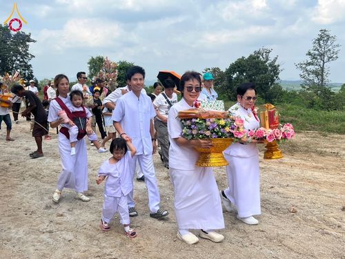 ภาพ No.182634:พิธีทอดกฐิน ณ วัดทับกระดาษ จ.สุพรรณบุรี ในโครงการทอดกฐินสามัคคีทั่วไทย 30,000 วัด บูชาธรรม 80 ปี หลวงพ่อธัมมชโย โดยคณะศิษยานุศิษย์วัดพระธรรมกาย วันที่ 10 พฤศจิกายน พ.ศ. 2567