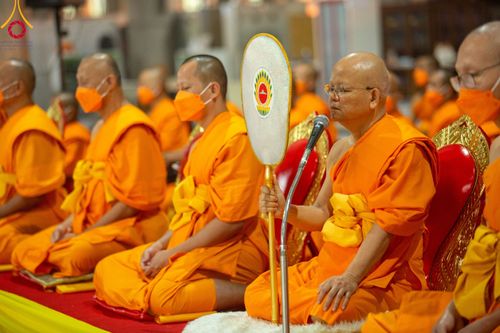 ภาพ No.115425:พิธีตักบาตรฉลองพระใหม่ ในโครงการอุปสมบทหมู่บูชาธรรม 115 ปี คุณยายอาจารย์มหารัตนอุบาสิกาจันทร์ ขนนกยูง วันที่ 19  มกราคม พ.ศ. 2567 ณ มหารัตนวิหารคด วัดพระธรรมกาย