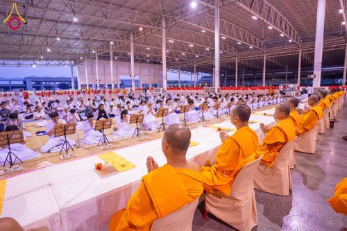 ภาพ No.202258:พิธีถวายภัตตาหารเป็นสังฆทาน แด่พระธรรมยาตรา ณ วัดพระธรรมกาย ตำบลคลองสาม อำเภอคลองหลวง จังหวัดปทุมธานี ในโครงการธรรมยาตรา กตัญญูบูชา มหาปูชนียาจารย์ พระมงคลเทพมุนี(สด จนฺทสโร) พระผู้ปราบมาร อนุสรณ์สถาน 7 แห่ง ปีที่ 13 วันที่ 27 มกราคม พ.ศ. 2568