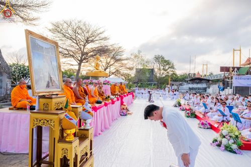 ภาพ No.58071:พิธีตักบาตรพระภิกษุและสามเณร 180 รูป ณ ลานองค์พระสมุทรเจดีย์ จ.สมุทรปราการ วันเสาร์ที่ 27 เมษายน พ.ศ. 2567
