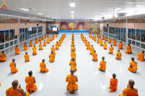 ภาพ No.62002:สามเณรจากศูนย์อบรมเยาวชนสุรินทร์ ออกบิณฑบาต รอบอำเภอเมือง จ.สุรินทร์ ในโครงการบรรพชาสามเณร ฟื้นฟูพระพุทธศาสนาทั่วไทย วันที่ 9 เมษายน พ.ศ. 2567