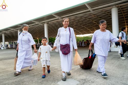 ภาพ No.136517:พิธีตักบาตร พิธีบูชาข้าวพระ ในวันอาทิตย์ต้นเดือนที่ 5 พฤษภาคม พ.ศ. 2567 ณ วัดพระธรรมกาย จ.ปทุมธานี