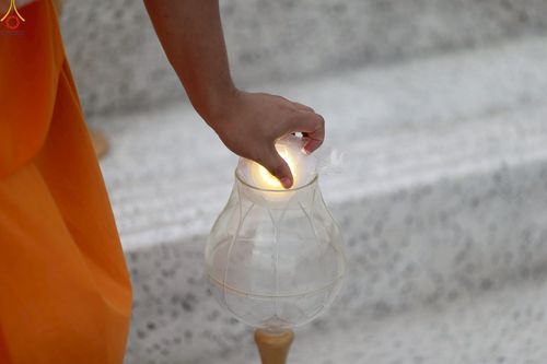 ภาพ No.240932:วันพุธที่ 27 สิงหาคม พ.ศ. 2568 พิธีจุดประทีป ในวันธรรมชัย ณ วัดพระธรรมกาย