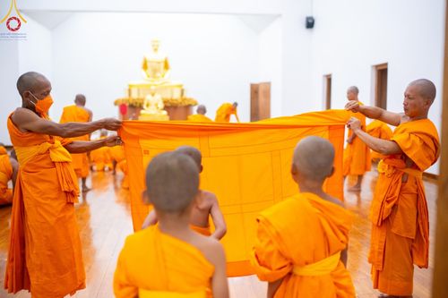 ภาพ No.62204:Photo Story  มหัศจรรย์วัดดงดินแดง Episode 4 กิจกรรมตักบาตรฉลองพระ-เณรกว่า 500 รูป