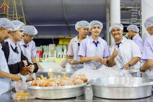 ภาพ No.58772:V.40 ภัตตาหารพระหมื่นวัด เราจัดให้ การปฏิบัติงานของเจ้าหน้าที่และอาสาสมัคร เพื่อรับบุญในการถวายภัตตาหาร แด่คณะสงฆ์ 10,000 กว่าวัดทั่วประเทศ ที่มาร่วมงานวันคุ้มครองโลก จันทร์ที่ 22 เมษายน พ.ศ. 2567 ณ วัดพระธรรมกาย