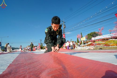 ภาพ No.187102:พิธีตักบาตรพระ ๕๐๐ รูป "สร้างบุญใหญ่ ส่งท้ายปีเก่า ต้อนรับปีใหม่ ๒๕๖๘" วันเสาร์ที่ ๒๘ ธันวาคม พ.ศ. ๒๕๖๗ ณ ถนนหน้าที่ว่าการอำเภอภูเรือ จังหวัดเลย