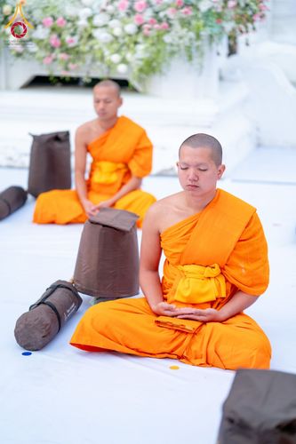 ภาพ No.197014:พระธรรมยาตราปฏิบัติธรรม และถ่ายภาพหมู่ประวัติศาสตร์ ณ วัดโบสถ์(บน) ตำบลบางคูเวียง อำเภอบางกรวย จังหวัดนนทบุรี ในโครงการธรรมยาตรา กตัญญูบูชา มหาปูชนียาจารย์ พระมงคลเทพมุนี(สด จนฺทสโร) พระผู้ปราบมาร อนุสรณ์สถาน 7 แห่ง ปีที่ 13 วันที่ 18 มกราคม พ.ศ. 2568