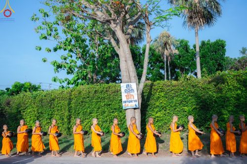 ภาพ No.57801:กิจกรรมบิณฑบาตของสามเณร โครงการบรรพชาสามเณร ฟื้นฟูพระพุทธศาสนาทั่วไทย ธุดงคสถานชลบุรี ณ ชุมชนบ้านห้วยเหียน ตำบลบ่อวิน  อำเภอศรีราชา จังหวัดชลบุรี วันที่ 27 เมษายน พ.ศ. 2567