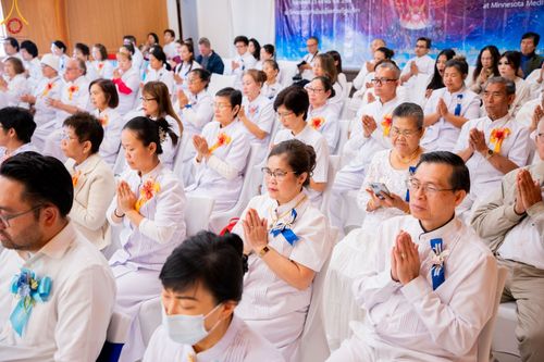 ภาพ No.91204:พิธีสมโภชพระประธาน "พระธรรมกาย" , พิธีเปิดไฟมงคลและเปิดไฟส่องสว่างรัศมีดวงธรรมพระประธาน "พระธรรมกาย" , พิธีทอดผ้าป่าภาคพื้น 19 วัดศูนย์สาขาภาคพื้นอเมริกา  และพิธีมุทิตาสักการะพระมหาเถระ พระเถระ ประจำปี 2566 วันอาทิตย์ที่ 15 ตุลาคม พ.ศ. 2566