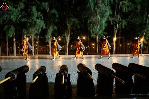 ภาพ No.189152:พระธรรมยาตราปฏิบัติธรรม และถ่ายภาพหมู่ประวัติศาสตร์ ในโครงการธรรมยาตรา กตัญญูบูชา มหาปูชนียาจารย์ พระมงคลเทพมุนี(สด จนฺทสโร) พระผู้ปราบมาร อนุสรณ์สถาน 7 แห่ง ปีที่ 13 วันที่ 4 มกราคม พ.ศ. 2568 ณ อนุสรณ์สถานมหาวิหารพระมงคลเทพมุนี (โลตัสแลนด์) อ.สองพี่น้อง