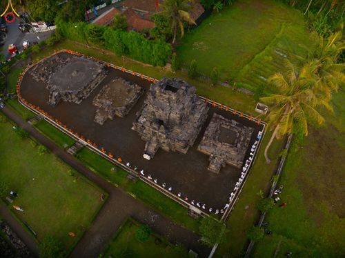 ภาพ No.105135:สามเณรธรรมทายาทชาวอินโดนีเซียกว่า 1,000 รูป เดินธรรมยาตรา บูชาพระสัมมาสัมพุทธเจ้า ณ มหาเจดีย์บุโรพุทโธ ประเทศอินโดนีเซีย ในวันที่ 27 ธันวาคม พ.ศ. 2566