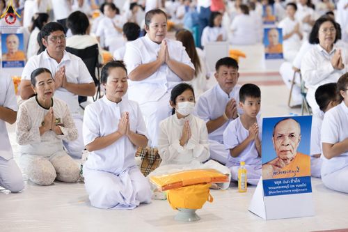 ภาพ No.133860:พิธีขอขมามอบผ้าไตร โครงการบรรพชาสามเณร ศูนย์อบรมวัดพระธรรมกาย ณ วัดพระธรรมกาย วันเสาร์ที่ 6 เมษายน พ.ศ. 2567