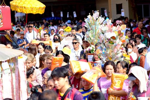 ภาพ No.257436:วันที่ 12 ตุลาคม พ.ศ. 2568 พิธีทอดกฐินสามัคคีทั่วไทย 30,000 วัด โดยคณะศิษยานุศิษย์ บูชาธรรม 81 ปี หลวงพ่อธัมมชโย ณ วัดช่องลม กรุงเทพมหานคร