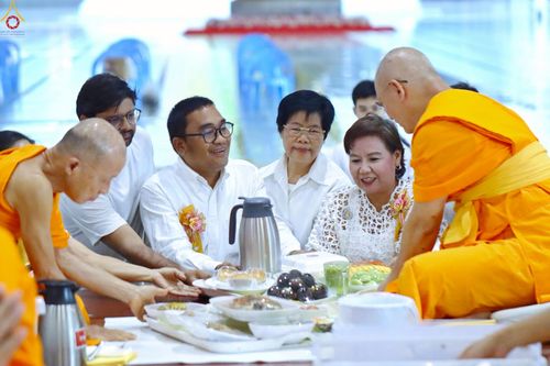 ภาพ No.233723:วันเสาร์ที่ 19 กรกฎาคม พ.ศ.2568 วันมหารำลึก ครั้งที่ 35 พิธีรำลึกถึงนักสร้างบารมี , พิธีสวดพระพุทธมนต์ , พิธีทอดผ้าบังสกุลและถวายไทยธรรม วัดพระธรรมกาย