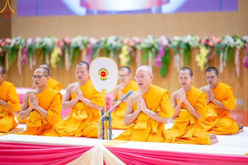 ภาพ No.138754:พิธีถวายกองทุนสนับสนุน การสร้างพระไตรปิฎกฉบับธรรมชัย และอนุรักษ์คัมภีร์ใบลาน น้อมบูชาธรรมหลวงพ่อธัมมชโย 80 ปี ณ ห้องแก้วสารพัดนึก 2 วัดพระธรรมกาย วันเสาร์ที่ 1 มิถุนายน พศ. 2567