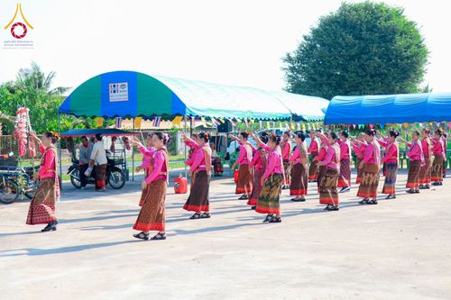 ภาพ No.181875:พิธีทอดกฐิน ณ วัดอมราวาส ต.บ้านคู อ.นาโพธิ์ จ.บุรีรัมย์ ในโครงการทอดกฐินสามัคคีทั่วไทย 30,000 วัด บูชาธรรม 80 ปี หลวงพ่อธัมมชโย โดยคณะศิษยานุศิษย์วัดพระธรรมกาย วันที่ 8 พฤศจิกายน พ.ศ. 2567