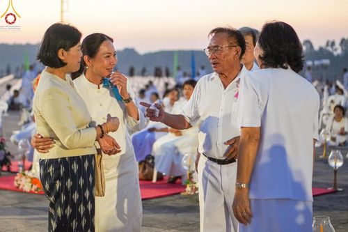 ภาพ No.175900:พิธีจุดประทีปโคมลาน, โคมลอยและลอยกระทง ถวายประทีปเป็นพุทธบูชา สร้างความสว่างไสวให้กับแผ่นดินด้วยแสงธรรม วันที่ 15 พฤศจิกายน พ.ศ. 2567 ณ พุทธอุทยานนานาชาติ อ.โพนพิสัย จ.หนองคาย