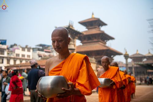 ภาพ No.80186:สามเณรในโครงการบรรพชาสามเณรหมู่ รับบิณฑบาตจากญาติโยมสาธชุน บริเวณชุมชน Patan และ Thamel กรุงกาฐมาณฑุ ประเทศเนปาล วันที่ 31 มีนาคม พ.ศ. 2566
