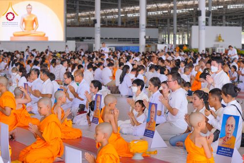 ภาพ No.134931:พิธีถวายบาตรแด่นาคธรรมทายาท ในโครงการบรรพชาสามเณรฟื้นฟูพระพุทธศาสนาทั่วไทย ณ สภาธรรมกายสากล วัดพระธรรมกาย จ.ปทุมธานี วันเสาร์ที่ 6 เมษายน พ.ศ. 2567