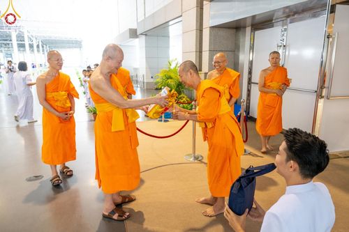 ภาพ No.150049:พิธีทอดผ้าป่าสมทบกฐินวัดพระธรรมกาย และสมทบกฐิน 30,000 วัดทั่วไทย ครั้งที่ 1 เนื่องในวันธรรมชัย 27 สิงหาคม พ.ศ.2567 ณ สภาธรรมกายสากล วัดพระธรรมกาย