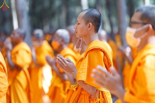 ภาพ No.193211:พิธีต้อนรับพระธรรมยาตรา ณ อนุสรณ์สถาน สถานที่เกิดในเพศสมณะ วัดสองพี่น้อง อำเภอสองพี่น้อง จังหวัดสุพรรณบุรี ในโครงการธรรมยาตรา กตัญญูบูชา มหาปูชนียาจารย์ พระมงคลเทพมุนี(สด จนฺทสโร) พระผู้ปราบมาร อนุสรณ์สถาน 7 แห่ง ปีที่ 13 วันที่ 11 มกราคม พ.ศ. 2568