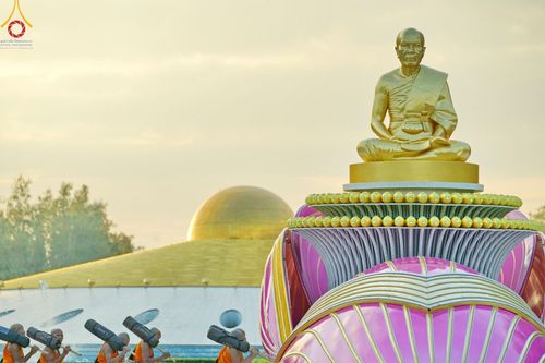ภาพ No.186878:พระธรรมยาตราปฏิบัติธรรม และถ่ายภาพหมู่ประวัติศาสตร์ ปีที่ 13 ณ ลานทิศตะวันออก มหาวิหารพระมงคลเทพมุนี วัดพระธรรมกาย จ.ปทุมธานี วันเสาร์ที่ 28 ธันวาคม พ.ศ. 2567