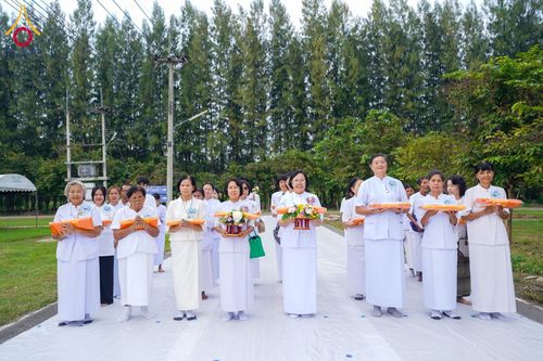 ภาพ No.174236:พิธีทอดกฐินกตัญญูบูชาธรรม ณ พระมหาเจดียทัตตชีโว ศูนย์อบรมเยาวชนกาญจนบุรี ในโครงการกฐินสามัคคีทั่วไทย 30,000 วัด บูชาธรรม 80 ปี หลวงพ่อธัมมชโย โดยคณะศิษยานุศิษย์วัดพระธรรมกาย วันที่ 9 พฤศจิกายน พ.ศ. 2567