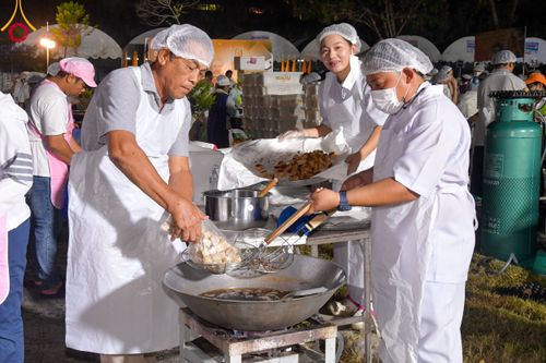 ภาพ No.111802:พิธีถวายภัตตาหารเป็นสังฆทาน แด่คณะพระธรรมยาตราฯ ในโครงการธรรมยาตรา กตัญญูบูชา มหาปูชนียาจารย์ พระมงคลเทพมุนี(สด จนฺทสโร) พระผู้ปราบมาร อนุสรณ์สถาน 7 แห่ง ปีที่ 12 วันที่ 14 มกราคม พ.ศ. 2567 ณ อนุสรณ์สถานมหาวิหารพระมงคลเทพมุนี  (โลตัสแลนด์) อ.สองพี่น้อง จ