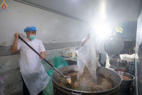 ภาพ No.189922:พิธีถวายภัตตาหารเป็นสังฆทาน แด่พระธรรมยาตรา ณ อนุสรณ์สถานมหาวิหารพระมงคลเทพมุนี (โลตัสแลนด์) อ.สองพี่น้อง จ.สุพรรณบุรี ในโครงการธรรมยาตรา กตัญญูบูชา มหาปูชนียาจารย์ พระมงคลเทพมุนี(สด จนฺทสโร) พระผู้ปราบมาร อนุสรณ์สถาน 7 แห่ง ปีที่ 13 วันที่ 6 มกราคม 2568