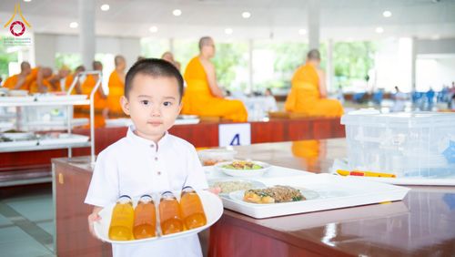 ภาพ No.268259:วันที่ 8 พฤศจิกายน พ.ศ. 2568 พิธีถวายภัตตาหารเมนูสวรรค์ เพื่อการบรรลุธรรม ณ หอฉันคุณยายอาจารย์ฯ วัดพระธรรมกาย